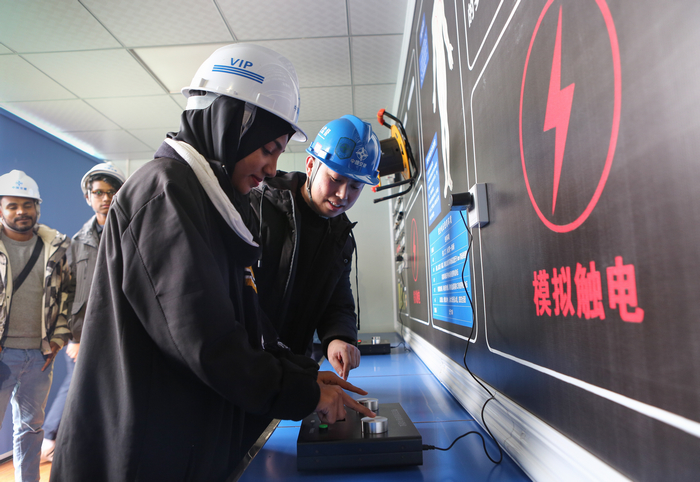 ��������ѧ���ڰ׾��³��������徲����ݸ���ģ���� (2).jpg