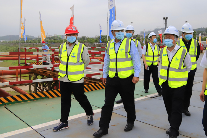 d4bdefd9f62015e5241efce85fee530f 中国交建副总裁陈重一行调研公司白居寺长江大桥项目.jpg