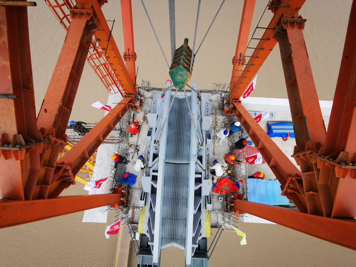 c5ffd87d2f3765cf0cd97c78ea44bf41 ±±¿Ú´óÇÅÊ׸öÖ÷Ë÷°°µõװ˳ËìÍê³É (2).jpg