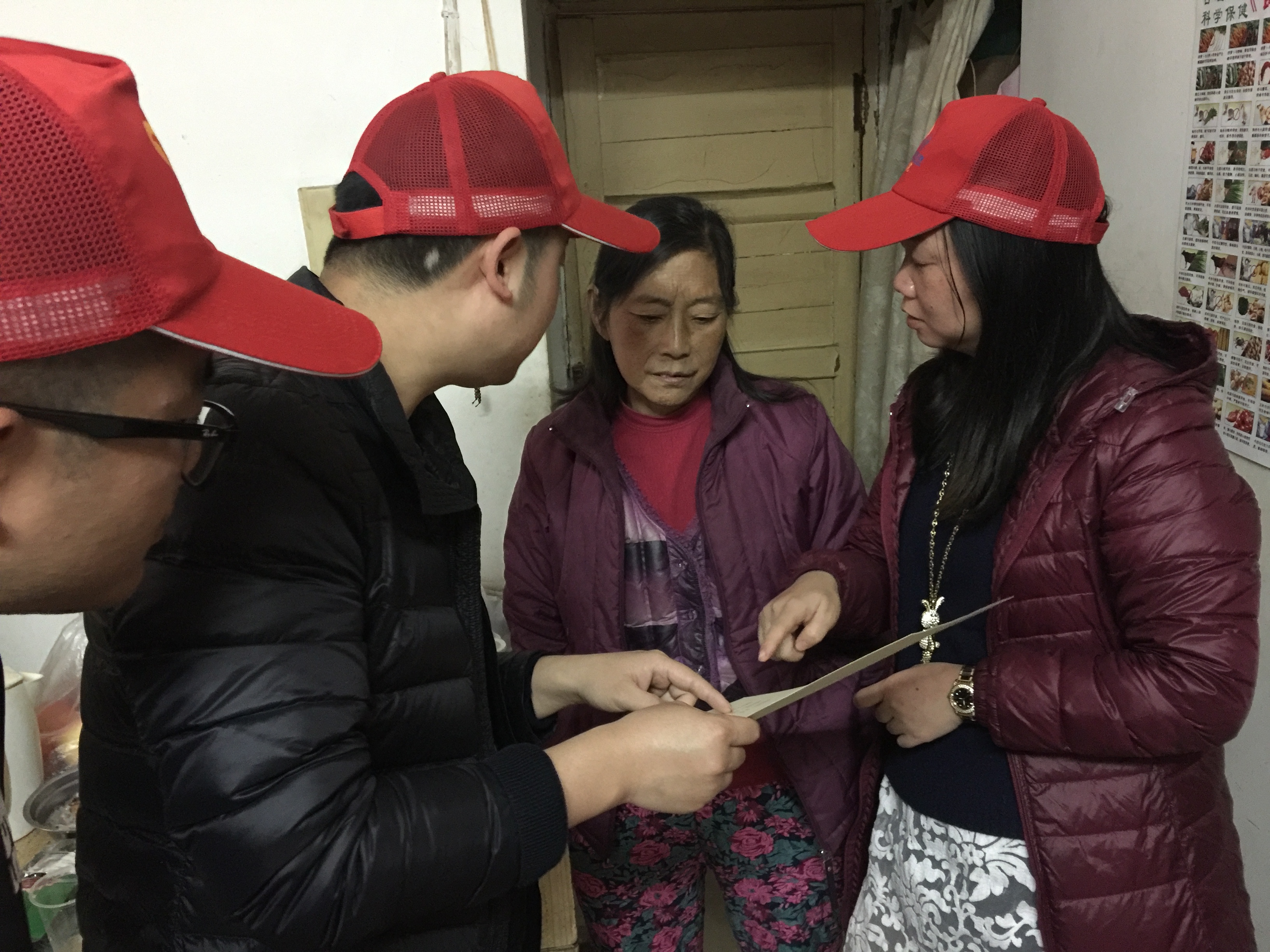 0b2f1ffaf047850373573ee968890c1a 4 图为:::武港院学雷锋自愿服务队员向难题职工介绍《爱心帮扶卡》内容.JPG