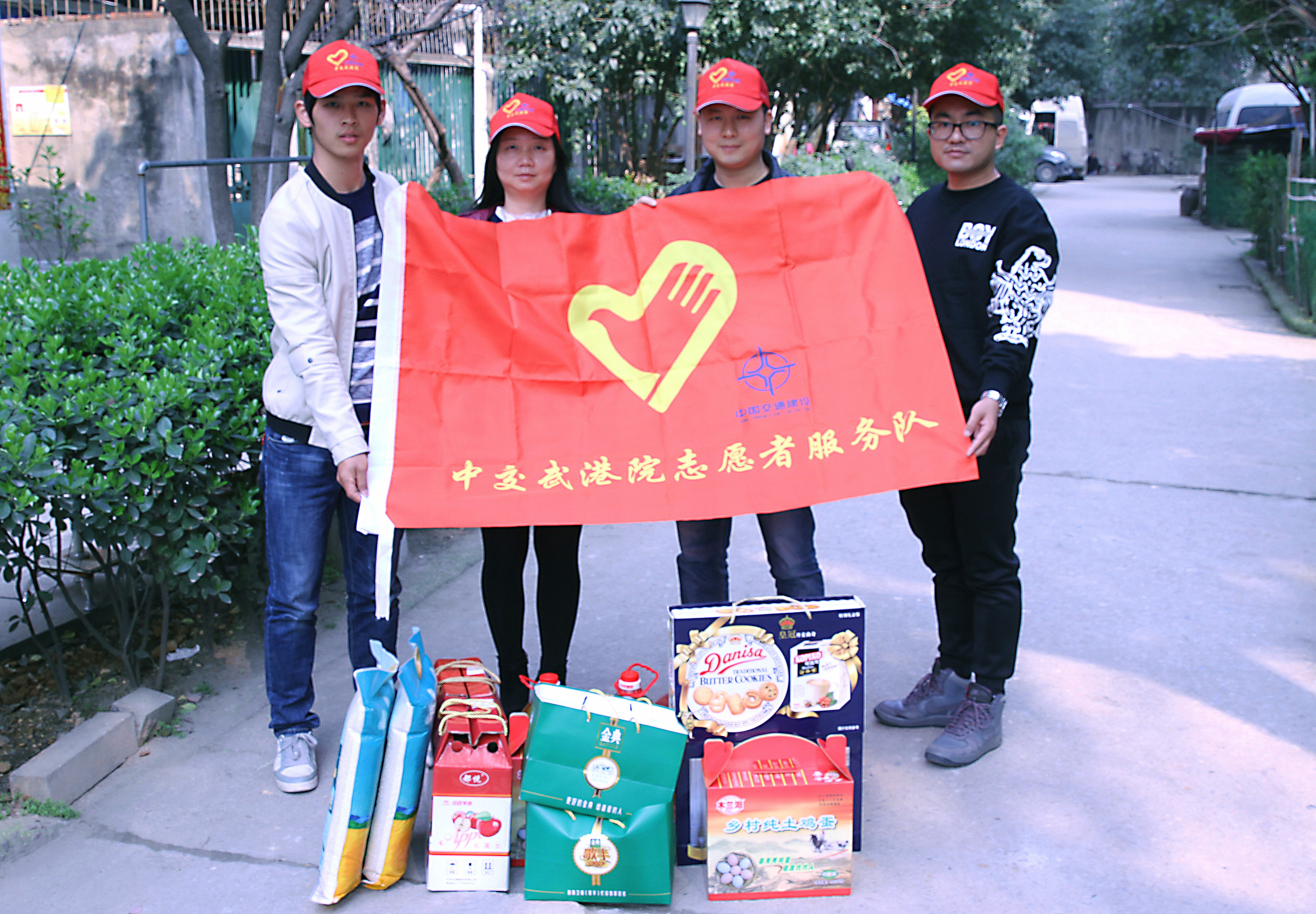 b361d02ad61281651ed2b53d4daa7b6c 1 图为:::武港院学雷锋自愿服务队深入难题职工家中开展自愿帮扶.jpg