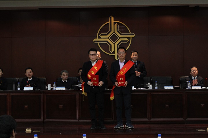 7621d72501e1cae9b8e6dcc7a6424047 10 图为:表扬“尖兵”.JPG