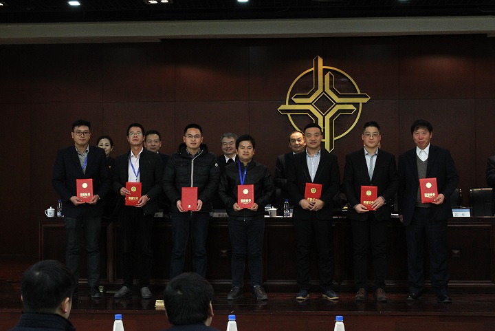 9bd4d71f272fbc192373d2c13f4ac892 9 图为:表扬先进个人.jpg